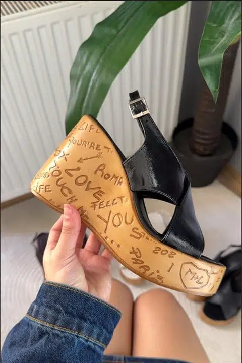 Kadın Forge Siyah Rugan 10 cm Dolgulu Yazılı Mantar Taban Ayakkabı & Sandalet