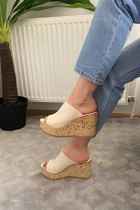 Kadın Holi Krem Cilt 10 cm Tolgulu Mantar Taban Terlik K-920