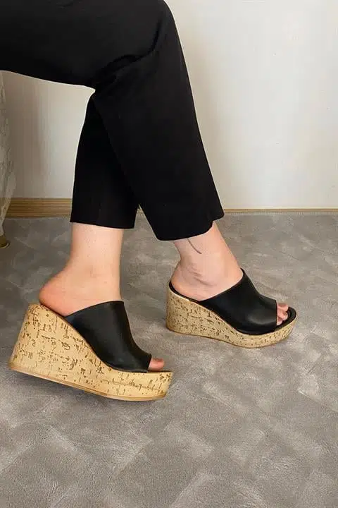 Kadın Holi Siyah Cilt 10 cm Tolgulu Mantar Taban Terlik K-920