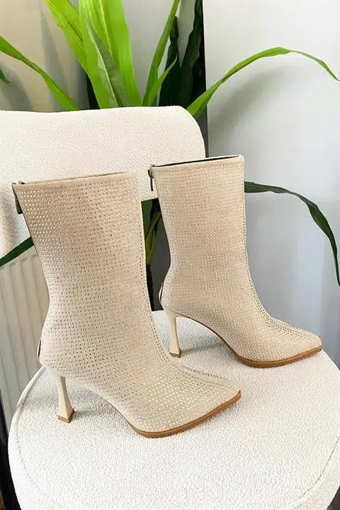Kadın Londen Bej Süet Gümüş Taş İşlemeli 9 cm İnce Topuklu Arkadan Fermuarlı Kısa Çizme-Bot