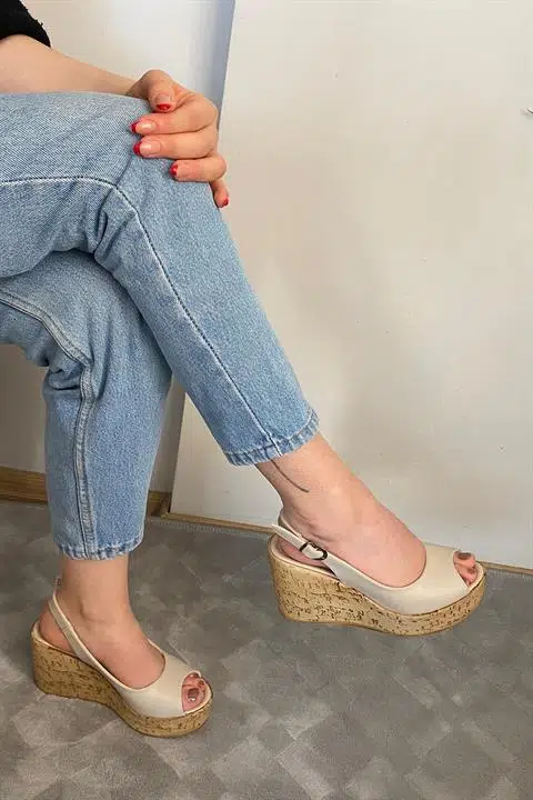 Kadın Mantara Krem Cilt 10 cm Dolgu Topuklu Mantar Taban Önü Arkası Acık Ayakkabı Kadın Mantara Krem Cilt 10 cm Dolgu Topuklu Mantar Taban Önü Arkası Acık Ayakkabı