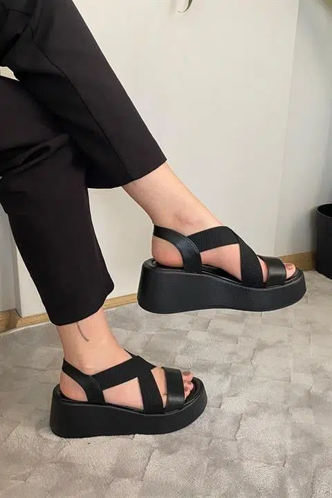 Kadın Mokka Siyah Lastik Detaylı Dolgu Tabanlı Sandalet