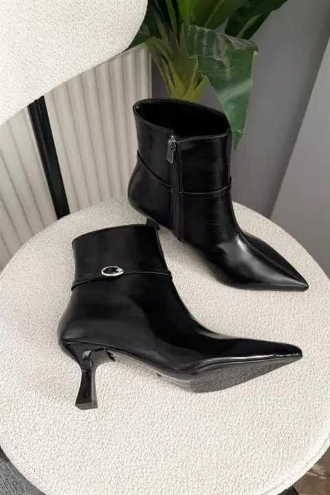 Kadın Peri Siyah Tokalı 7cm Topuklu Sivri Burun Fermuarlı Bot