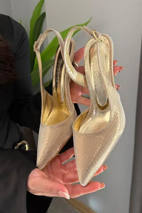 Kadın Siena Altın BAskılı 7 cm Topuklu Sivri Burun Arkası Açık Atkılı Ayakkabı